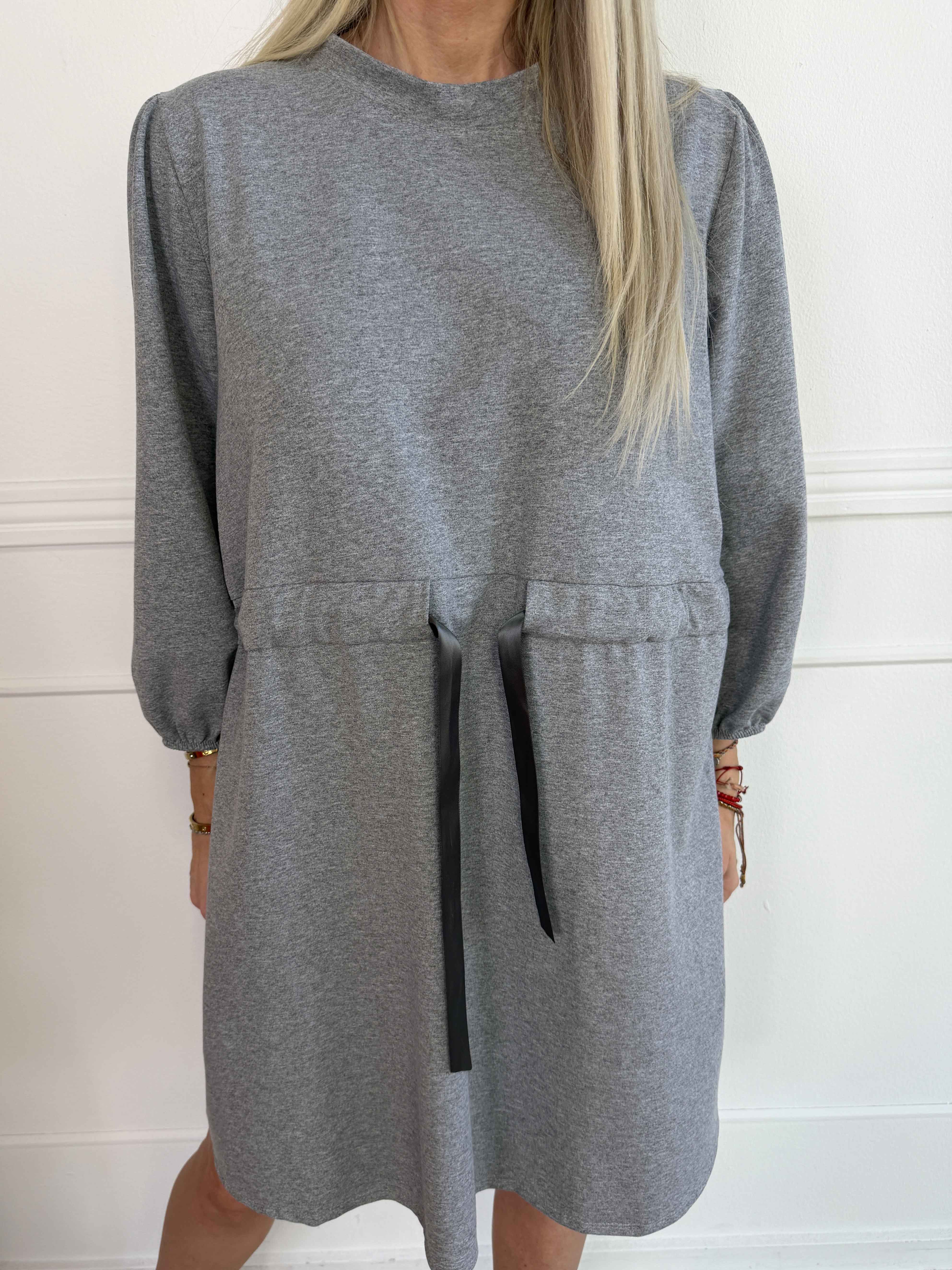 Skyler - Joggingkjole i bomuld med bånd i taljen